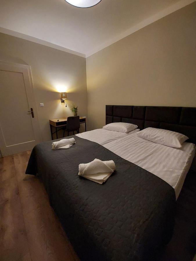 Spacious Two-Bedroom Apartment In The City Center Cracovia Esterno foto