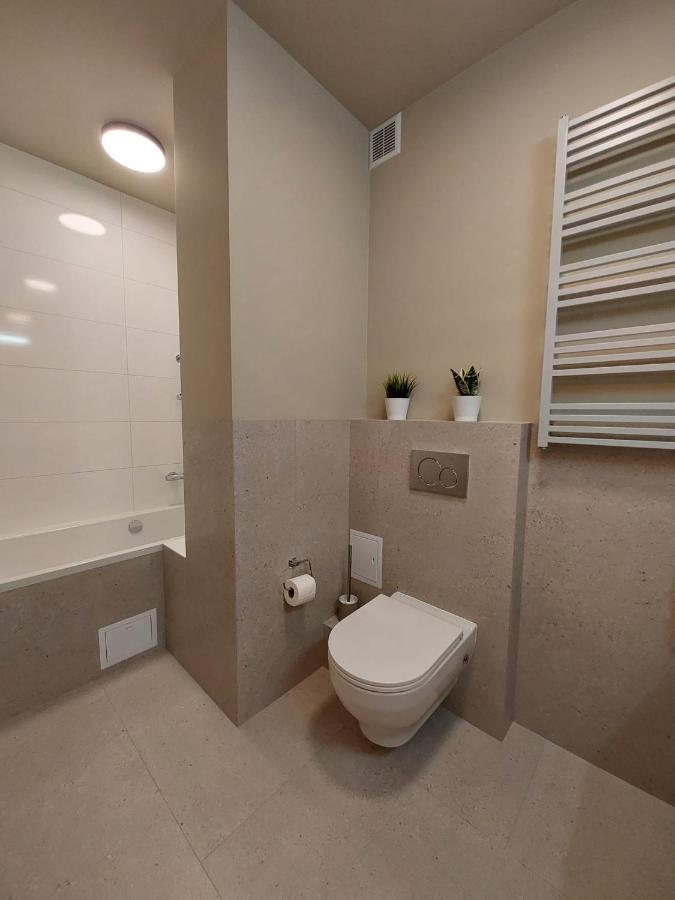 Spacious Two-Bedroom Apartment In The City Center Cracovia Esterno foto