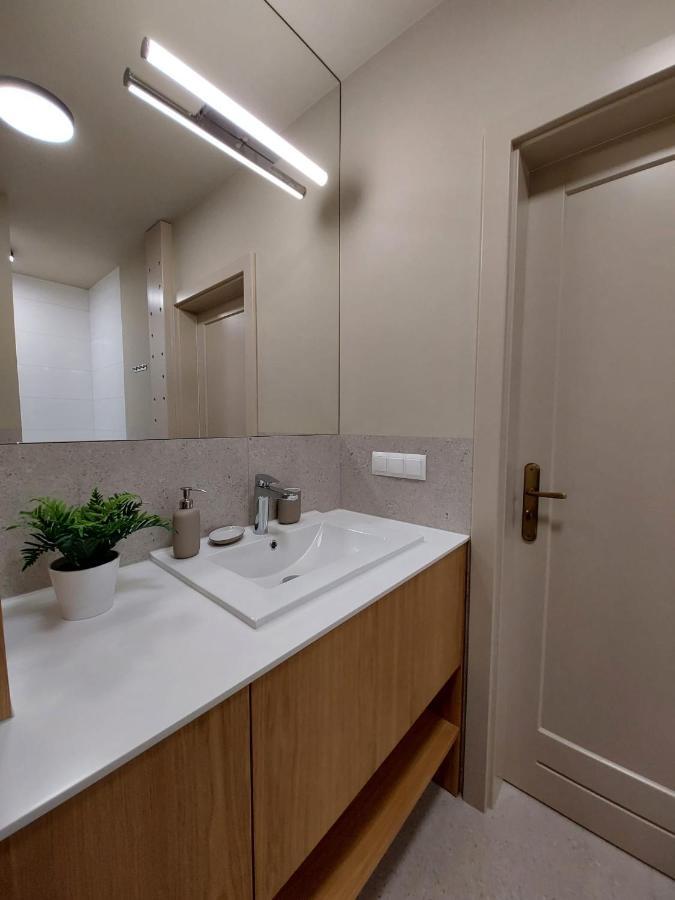 Spacious Two-Bedroom Apartment In The City Center Cracovia Esterno foto