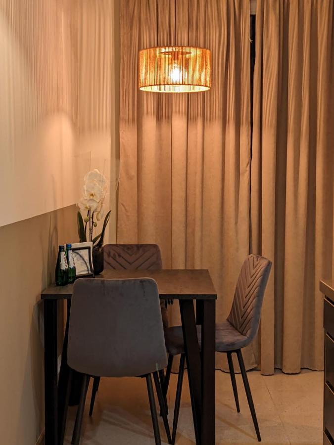 Spacious Two-Bedroom Apartment In The City Center Cracovia Esterno foto