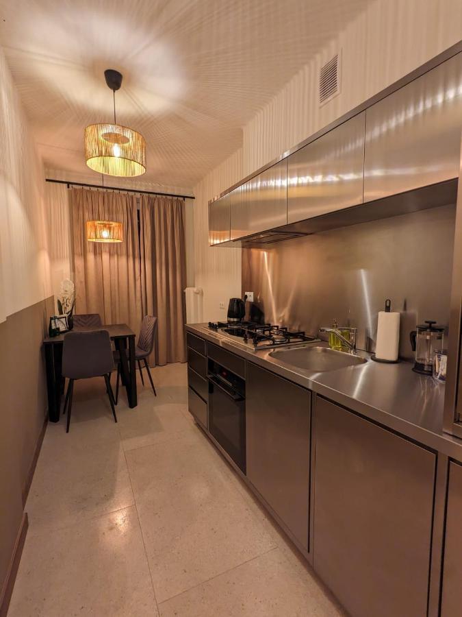 Spacious Two-Bedroom Apartment In The City Center Cracovia Esterno foto