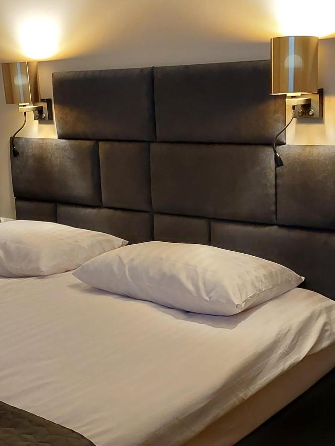 Spacious Two-Bedroom Apartment In The City Center Cracovia Esterno foto